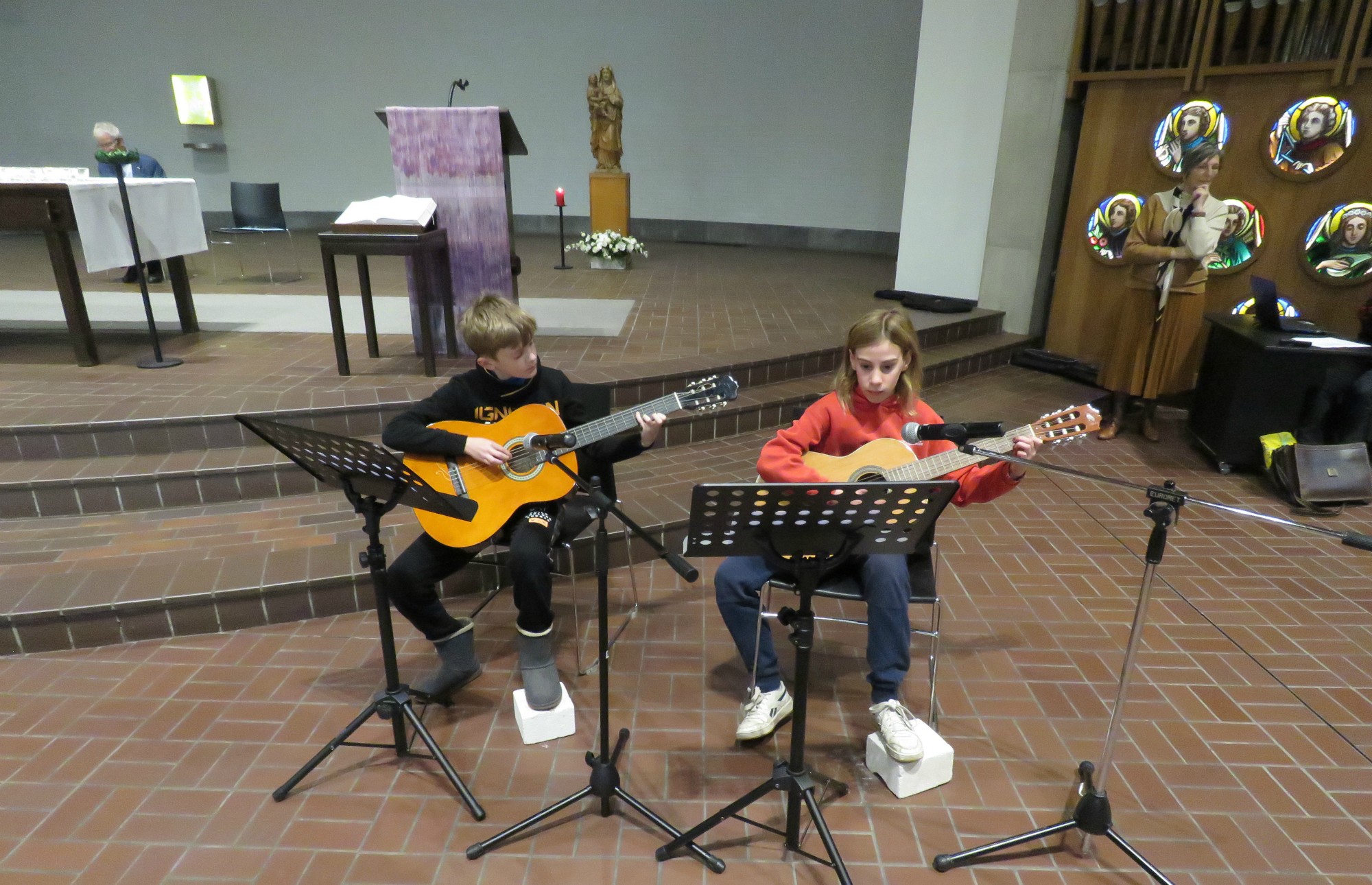 Twee vormelingen brengen samen met organist Joannes enkele Sinterklaasliedjes